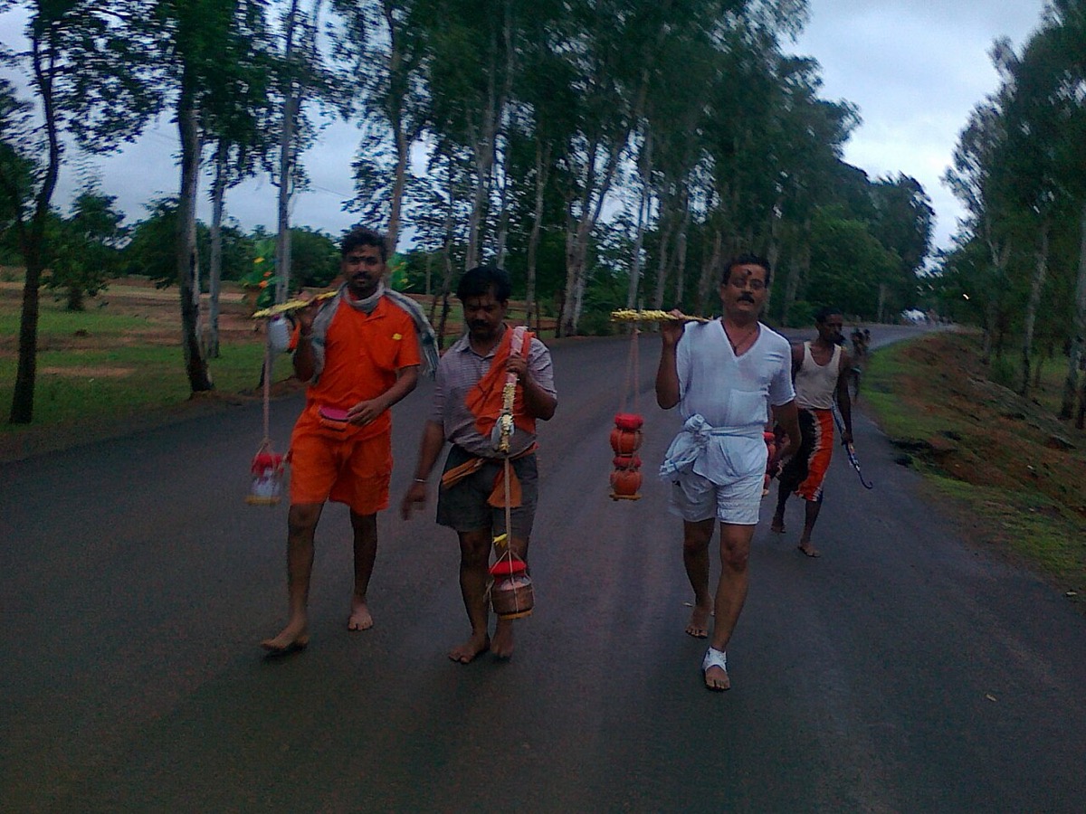 A Shiva dham thronged with kanwariyas offering jal